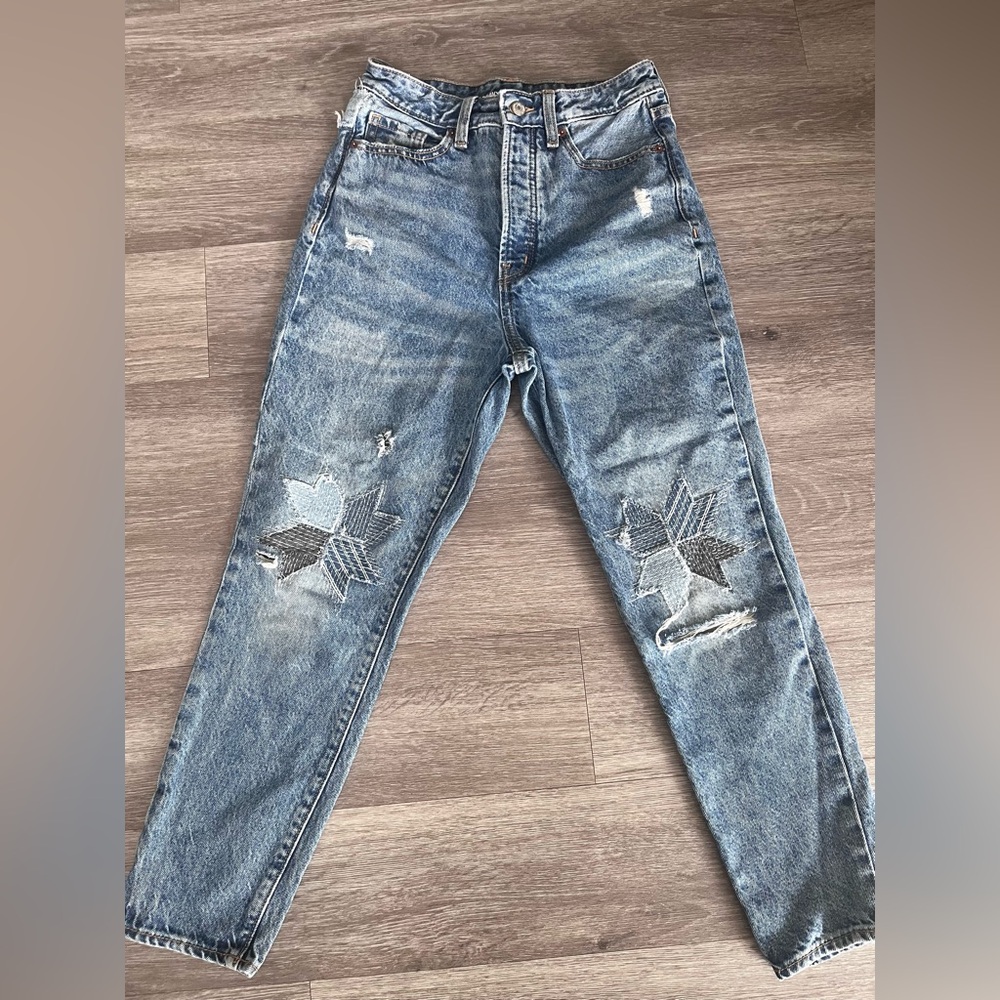 Old Navy Women’s Light Blue Distressed Jeans